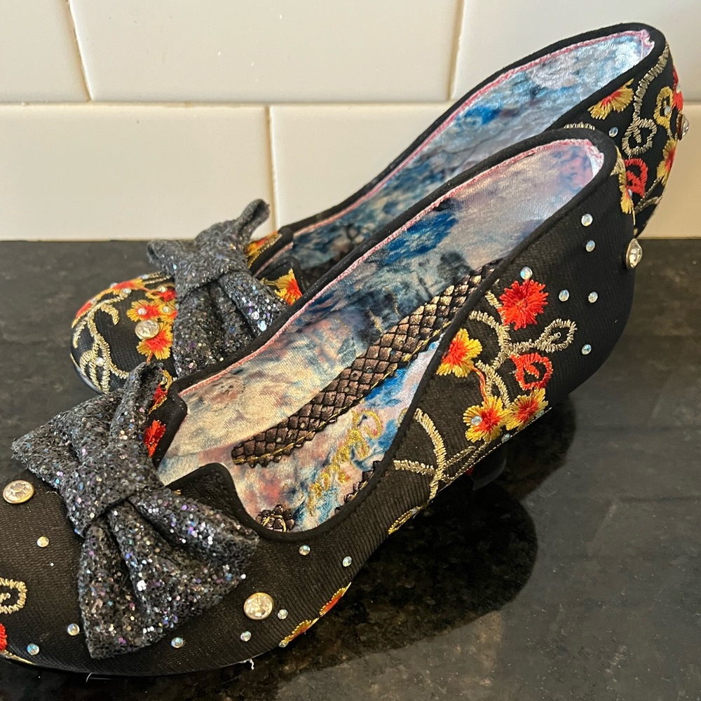 Black heels embroidered